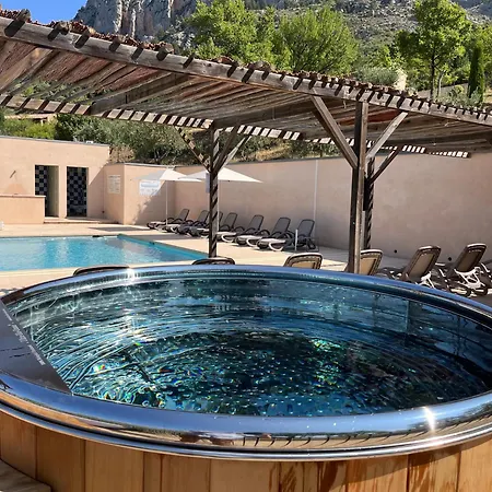 Hotel Les Restanques De 3*