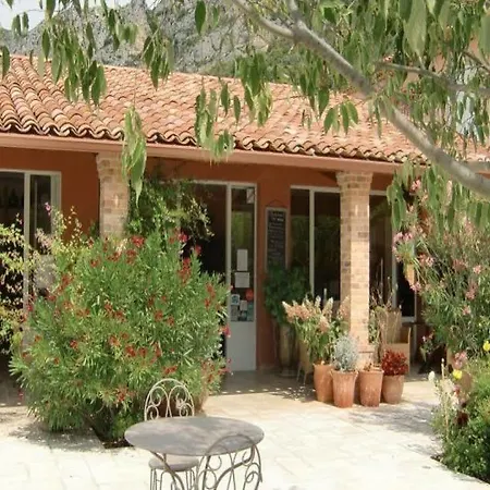 Hotel Les Restanques De 3*