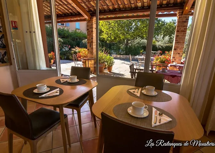 Hotel Les Restanques De 3*